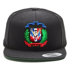 Gorra negra con escudo dominicano en colores originales